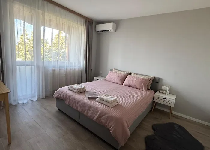 Modern And Cozy In The Centre 索菲亞